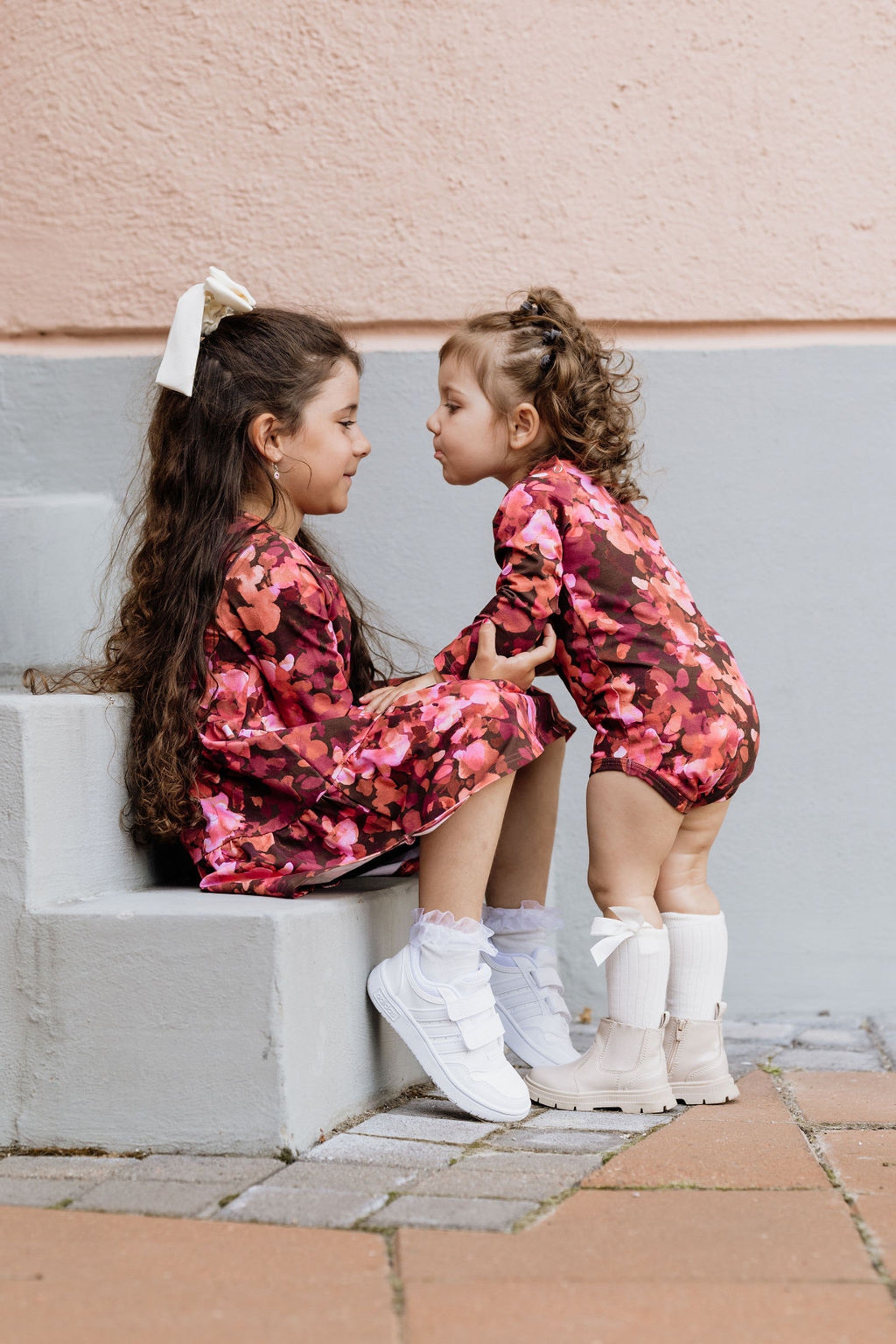 Lagenkleid mit Print für Kinder, Scharlachrote Blütenblätter