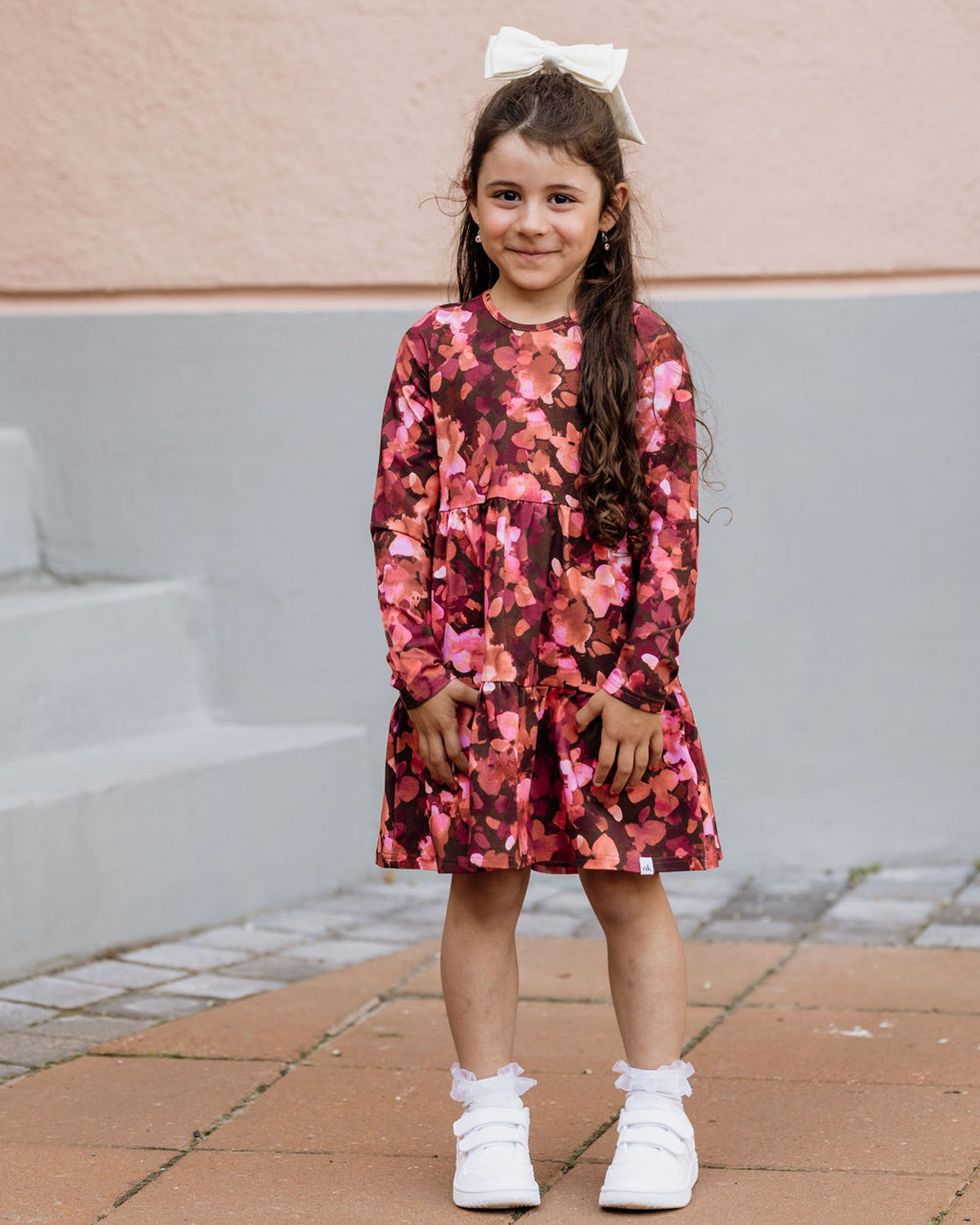 Lagenkleid mit Print für Kinder, Scharlachrote Blütenblätter