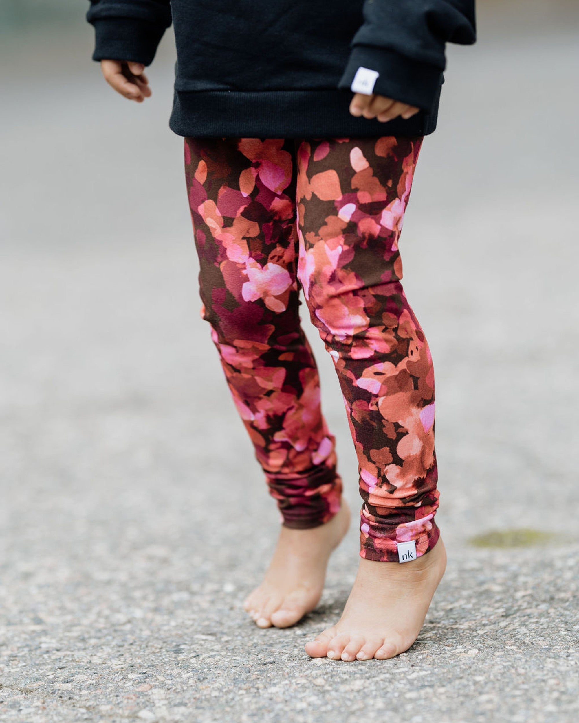 Bedruckte Leggings, Scharlachrote Blütenblätter