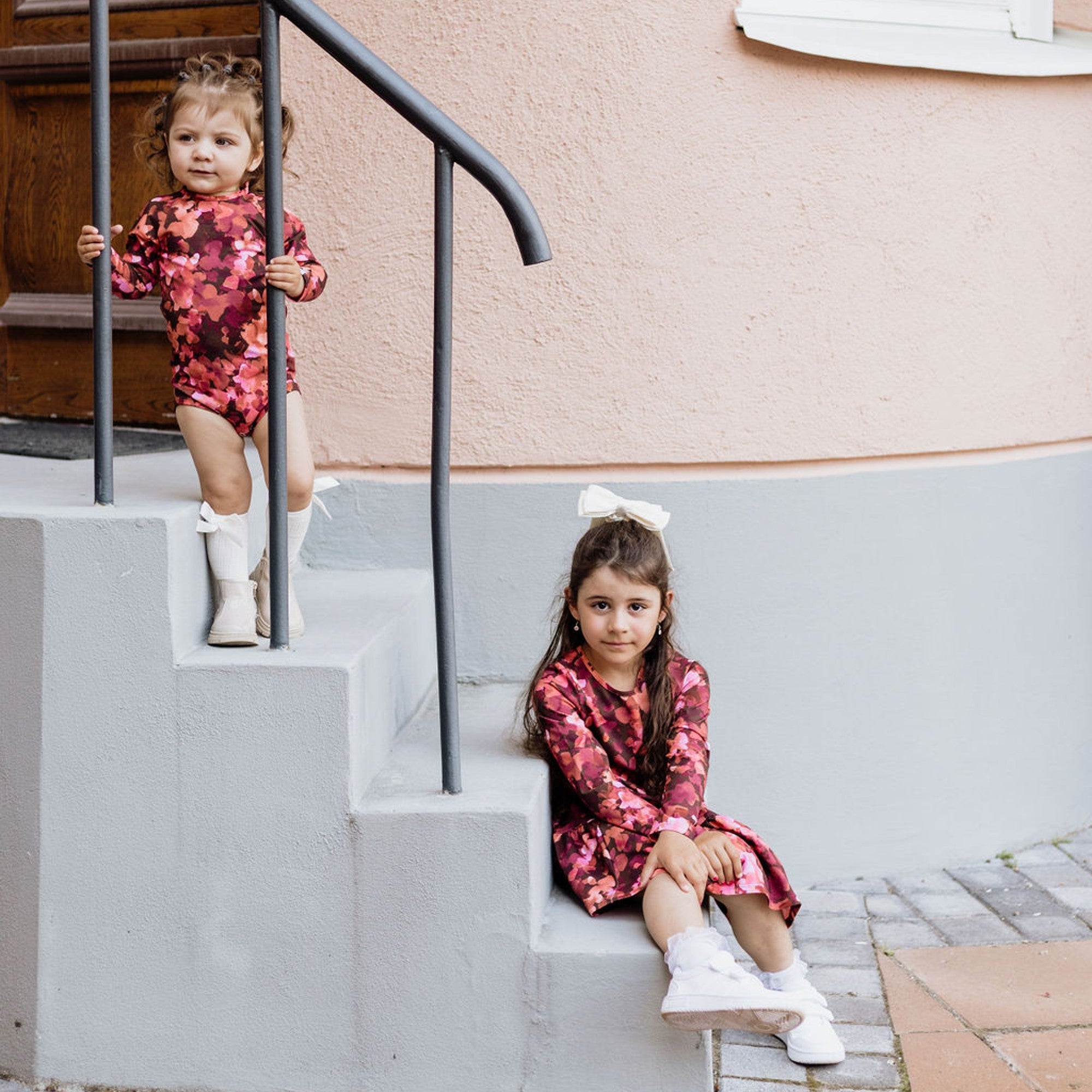 Lagenkleid mit Print für Kinder, Scharlachrote Blütenblätter